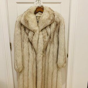 SAGA FOX NORWEGIAN FOX FUR COAT WOMANS Size Medium